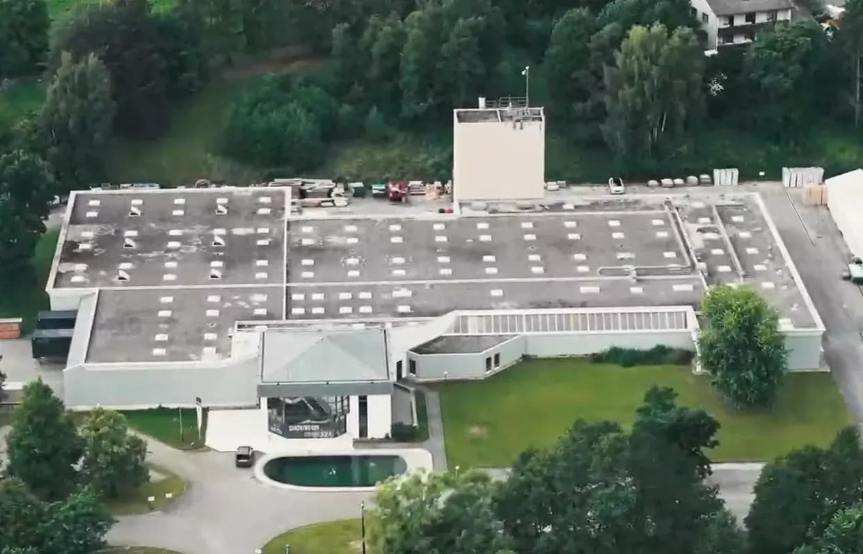 Luftbild des SANOOX-Firmengebäudes in Pöllau